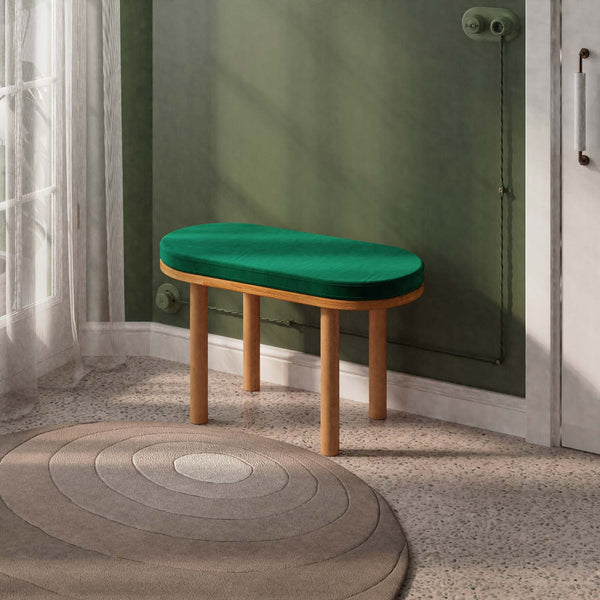Shiv Bench 80 x 38 cm, zümrüt kadife döşeme, masif kayın gövde, döşenmiş oda ortamında kullanım görünümü