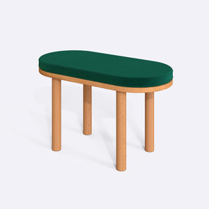 Shiv Bench 80 x 38 cm, zümrüt kadife döşeme, masif kayın gövde, beyaz zeminde üç çeyrek açıdan stüdyo çekimi