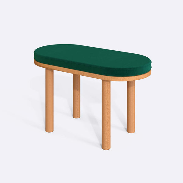 Shiv Bench 80 x 38 cm, zümrüt kadife döşeme, masif kayın gövde, beyaz zeminde üç çeyrek açıdan stüdyo çekimi