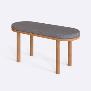 Shiv Bench 100 x 38 cm, gri keten döşeme, masif kayın gövde, beyaz zeminde üç çeyrek açıdan çekim