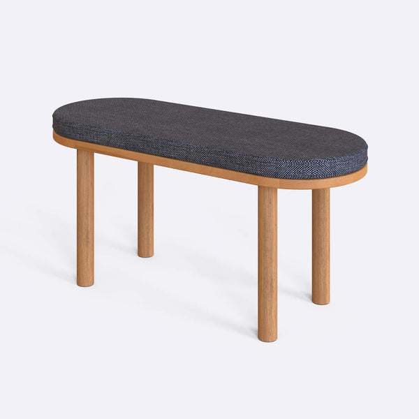 Shiv Bench 100 x 38 cm, kül keten döşeme, masif kayın gövde, beyaz zeminde üç çeyrek açıdan çekim