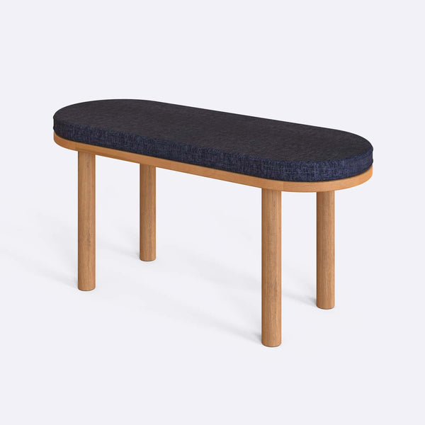 Shiv Bench 100 x 38 cm, lacivert keten döşeme, masif kayın gövde, beyaz zeminde üç çeyrek açıdan çekim