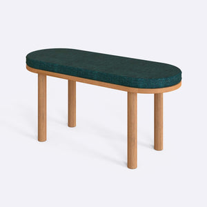 Shiv Bench 100 x 38 cm, petrol keten döşeme, masif kayın gövde, beyaz zeminde üç çeyrek açıdan çekim