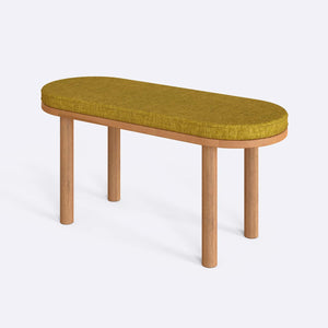 Shiv Bench 100 x 38 cm, sarı keten döşeme, masif kayın gövde, beyaz zeminde üç çeyrek açıdan çekim