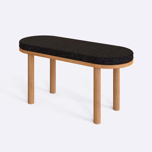 Shiv Bench 100 x 38 cm, siyah keten döşeme, masif kayın gövde, beyaz zeminde üç çeyrek açıdan çekim