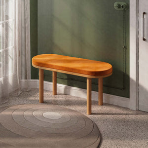 Shiv Bench 100 x 38 cm, badem kadife döşeme, masif kayın gövde, ev ortamında kullanım görünümü