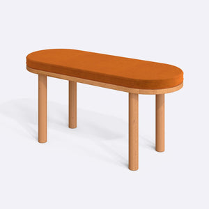 Shiv Bench 100 x 38 cm, badem kadife döşeme, masif kayın gövde, beyaz zeminde üç çeyrek açıdan çekim