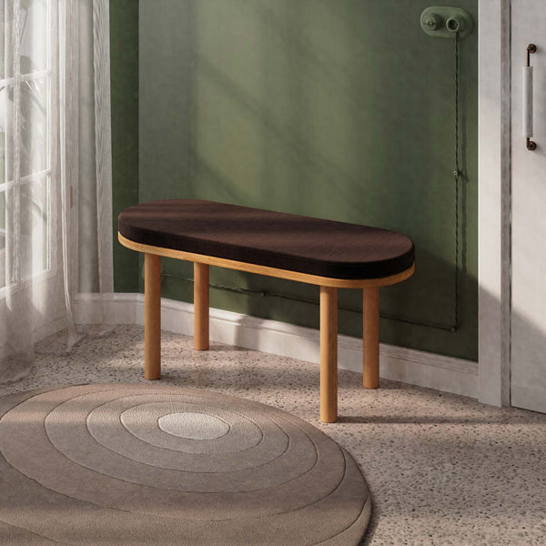 Shiv Bench 100 x 38 cm, kahve kadife döşeme, masif kayın gövde, ev ortamında kullanım görünümü