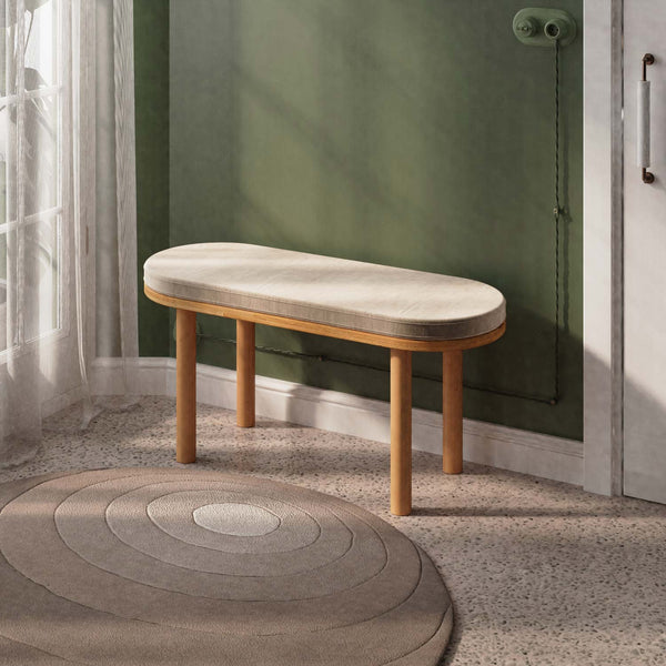 Shiv Bench 100 x 38 cm, kum kadife döşeme, masif kayın gövde, ev ortamında kullanım görünümü
