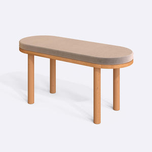 Shiv Bench 100 x 38 cm, kum kadife döşeme, masif kayın gövde, beyaz zeminde üç çeyrek açıdan çekim
