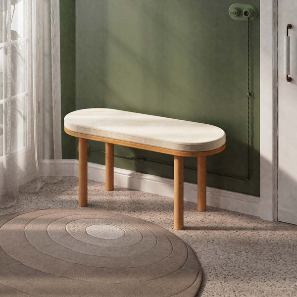 Shiv Bench 100 x 38 cm, ekru kadife döşeme, masif kayın gövde, ev ortamında kullanım görünümü