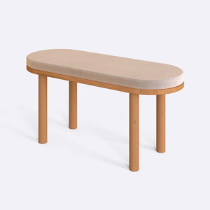 Shiv Bench 100 x 38 cm, ekru kadife döşeme, masif kayın gövde, beyaz zeminde üç çeyrek açıdan çekim