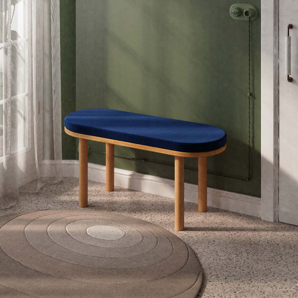 Shiv Bench 100 x 38 cm, lacivert kadife döşeme, masif kayın gövde, ev ortamında kullanım görünümü
