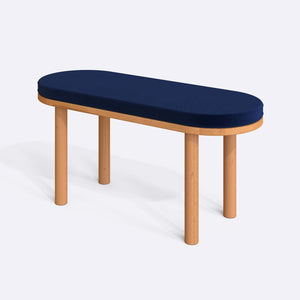 Shiv Bench 100 x 38 cm, lacivert kadife döşeme, masif kayın gövde, beyaz zeminde üç çeyrek açıdan çekim