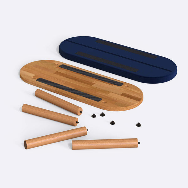 Shiv Bench 100 x 38 cm, lacivert kadife döşeme, masif kayın gövde, beyaz zeminde önden stüdyo çekimi