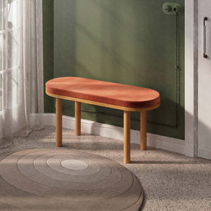 Shiv Bench 100 x 38 cm, somon kadife döşeme, masif kayın gövde, ev ortamında kullanım görünümü