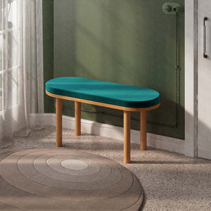 Shiv Bench 100 x 38 cm, petrol kadife döşeme, masif kayın gövde, ev ortamında kullanım görünümü