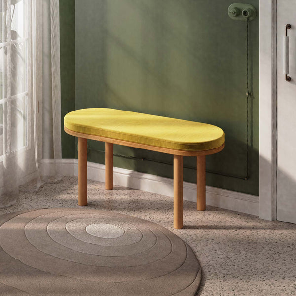 Shiv Bench 100 x 38 cm, sarı kadife döşeme, masif kayın gövde, ev ortamında kullanım görünümü
