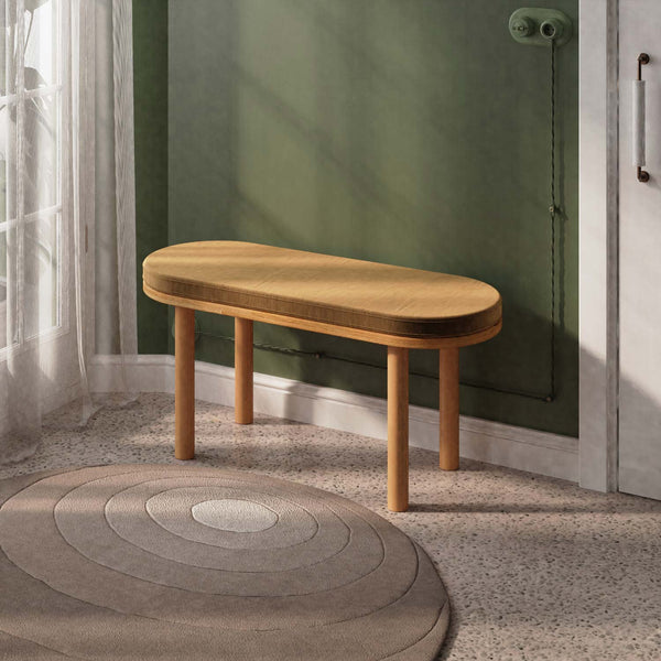 Shiv Bench 100 x 38 cm, vizon kadife döşeme, masif kayın gövde, ev ortamında kullanım görünümü
