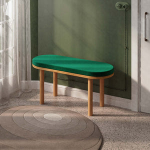 Shiv Bench 100 x 38 cm, zümrüt kadife döşeme, masif kayın gövde, ev ortamında kullanım görünümü