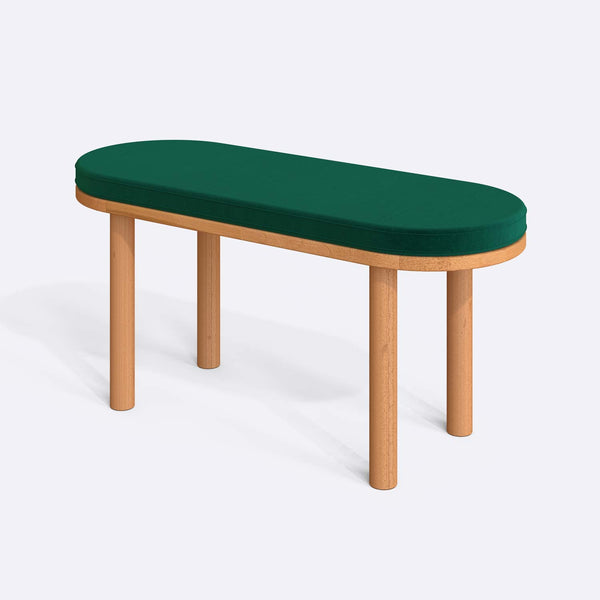 Shiv Bench 100 x 38 cm, zümrüt kadife döşeme, masif kayın gövde, beyaz zeminde üç çeyrek açıdan çekim