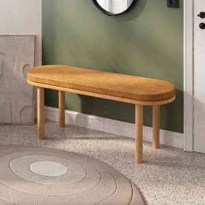 Shiv Bench 120 x 38, badem keten döşeme, masif kayın gövde, döşenmiş oda ortamında kullanım görünümü