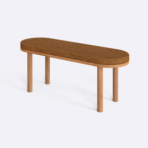 Shiv Bench 120 x 38, badem keten döşeme, masif kayın gövde, beyaz zeminde üç çeyrek açıdan stüdyo çekimi