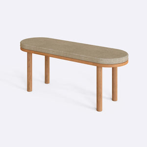 Shiv Bench 120 x 38, kum keten döşeme, masif kayın gövde, beyaz zeminde üç çeyrek açıdan stüdyo çekimi