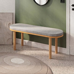 Shiv Bench 120 x 38, gri keten döşeme, masif kayın gövde, döşenmiş oda ortamında kullanım görünümü