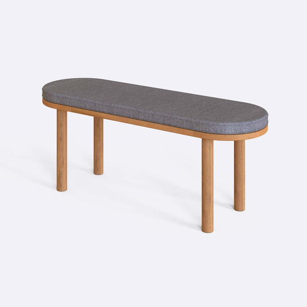 Shiv Bench 120 x 38, gri keten döşeme, masif kayın gövde, beyaz zeminde üç çeyrek açıdan stüdyo çekimi