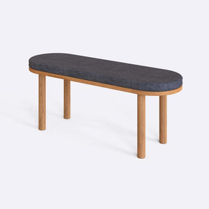 Shiv Bench 120 x 38, kül keten döşeme, masif kayın gövde, beyaz zeminde üç çeyrek açıdan stüdyo çekimi