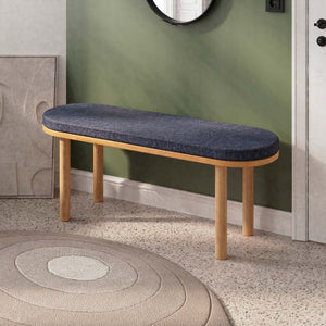 Shiv Bench 120 x 38, lacivert keten döşeme, masif kayın gövde, döşenmiş oda ortamında kullanım görünümü