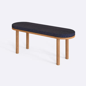 Shiv Bench 120 x 38, lacivert keten döşeme, masif kayın gövde, beyaz zeminde üç çeyrek açıdan stüdyo çekimi