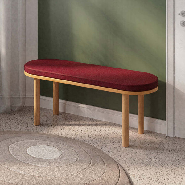 Shiv Bench 120 x 38, bordo keten döşeme, masif kayın gövde, döşenmiş oda ortamında kullanım görünümü