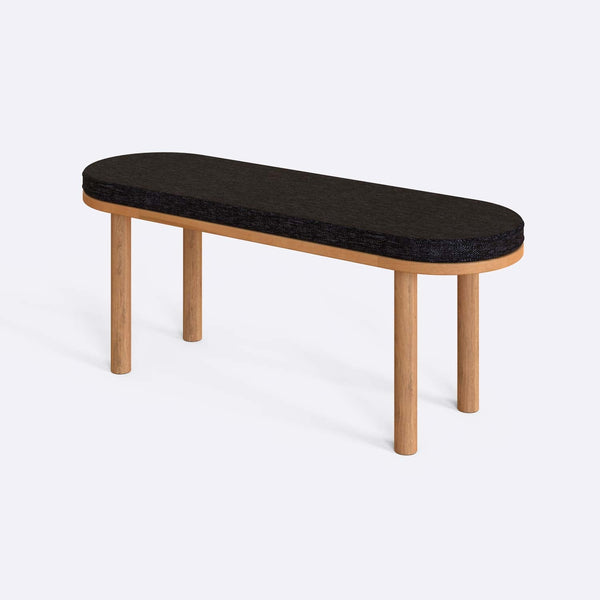 Shiv Bench 120 x 38, siyah keten döşeme, masif kayın gövde, beyaz zeminde üç çeyrek açıdan stüdyo çekimi