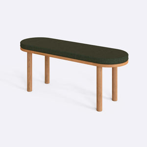 Shiv Bench 120 x 38, yeşil keten döşeme, masif kayın gövde, beyaz zeminde üç çeyrek açıdan stüdyo çekimi