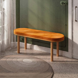 Shiv Bench 120 x 38, badem kadife döşeme, masif kayın gövde, döşenmiş oda ortamında kullanım görünümü