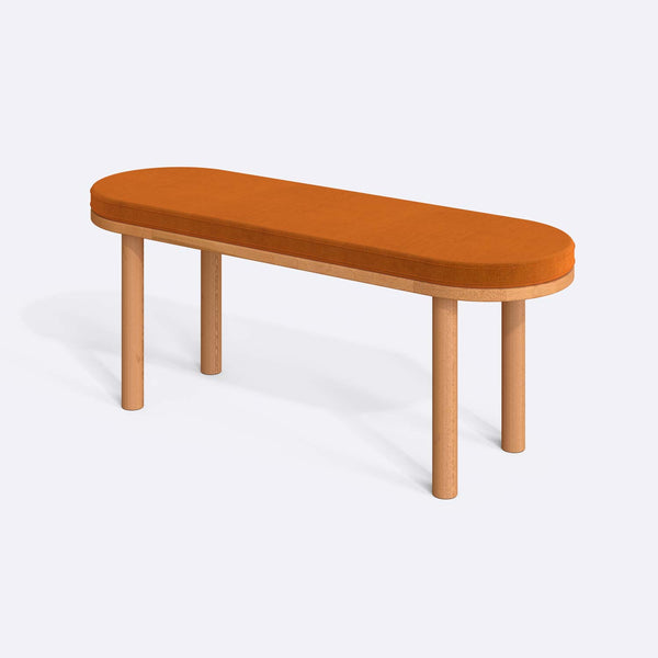 Shiv Bench 120 x 38, badem kadife döşeme, masif kayın gövde, beyaz zeminde üç çeyrek açıdan stüdyo çekimi