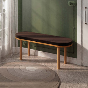 Shiv Bench 120 x 38, kahve kadife döşeme, masif kayın gövde, döşenmiş oda ortamında kullanım görünümü