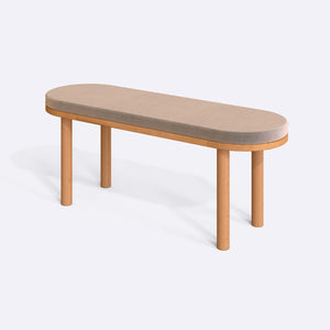 Shiv Bench 120 x 38, kum kadife döşeme, masif kayın gövde, beyaz zeminde üç çeyrek açıdan stüdyo çekimi