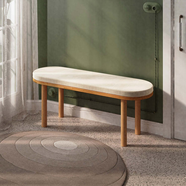 Shiv Bench 120 x 38, ekru kadife döşeme, masif kayın gövde, döşenmiş oda ortamında kullanım görünümü