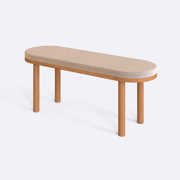 Shiv Bench 120 x 38, ekru kadife döşeme, masif kayın gövde, beyaz zeminde üç çeyrek açıdan stüdyo çekimi
