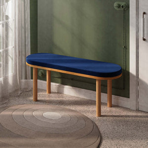 Shiv Bench 120 x 38, lacivert kadife döşeme, masif kayın gövde, döşenmiş oda ortamında kullanım görünümü