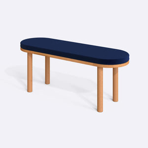 Shiv Bench 120 x 38, lacivert kadife döşeme, masif kayın gövde, beyaz zeminde üç çeyrek açıdan stüdyo çekimi