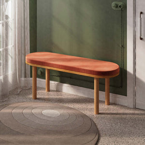 Shiv Bench 120 x 38, somon kadife döşeme, masif kayın gövde, döşenmiş oda ortamında kullanım görünümü