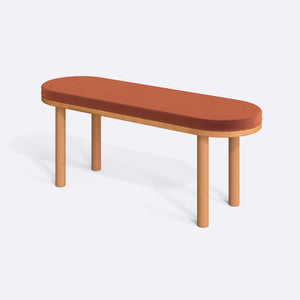 Shiv Bench 120 x 38, somon kadife döşeme, masif kayın gövde, beyaz zeminde üç çeyrek açıdan stüdyo çekimi