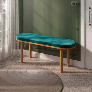 Shiv Bench 120 x 38, petrol kadife döşeme, masif kayın gövde, döşenmiş oda ortamında kullanım görünümü
