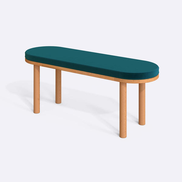 Shiv Bench 120 x 38, petrol kadife döşeme, masif kayın gövde, beyaz zeminde üç çeyrek açıdan stüdyo çekimi