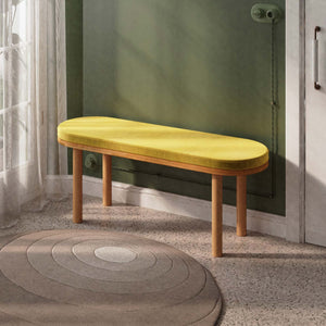 Shiv Bench 120 x 38, sarı kadife döşeme, masif kayın gövde, döşenmiş oda ortamında kullanım görünümü