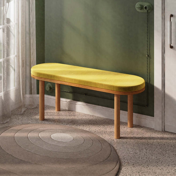 Shiv Bench 120 x 38, sarı kadife döşeme, masif kayın gövde, döşenmiş oda ortamında kullanım görünümü